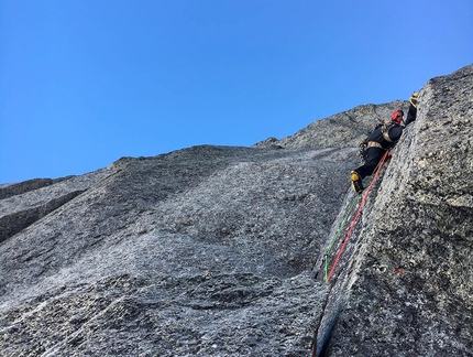 Pointe Adolphe Rey, Monte Bianco, François Cazzanelli, Jerome Perruquet - François Cazzanelli in apertura su Impulso Geniale alla nord di Pic Adolphe Rey, Monte Bianco, il 10/02/2022