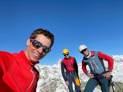 Becca Salé, Valtournenche, François Cazzanelli, Jerome Perruquet, Francesco Ratti - François Cazzanelli, Jerome Perruquet e Francesco Ratti dopo la prima salita di Su Per Cignana alla Becca Salé in Valtournenche il 09/02/2022