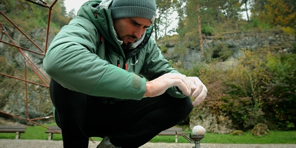 Stone Love, Frankenjura, Jerry Moffatt, Marco Zanone, Andrea Zanone - Marco Zanone si scalda le mani sotto la falesia di Eldorado in Frankenjura, Germania