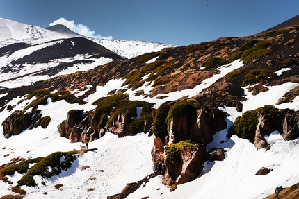 Etna arrampicata, Sicilia, Costa Fugazza - La falesia di Costa Fugazza, con lo sfondo del cratere somitale dell'Etna