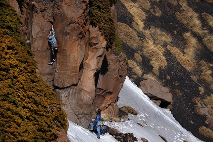 Etna arrampicata, Sicilia, Costa Fugazza - Costa Fugazza, Etna: Marco Puleo esce dalla fessura di 6a