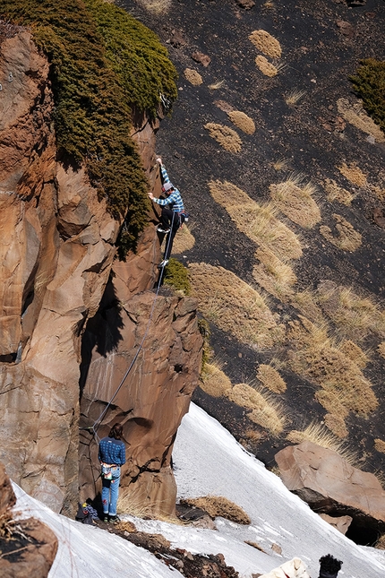 Etna arrampicata, Sicilia, Costa Fugazza - Costa Fugazza, Etna: Marco Puleo su una linea di 6c