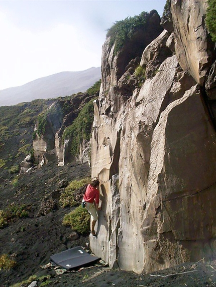 Etna arrampicata, Sicilia, Costa Fugazza - Daniele Maugeri sui boulder di Costa Fugazza, Etna