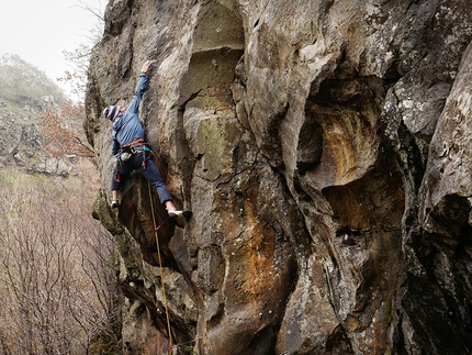 Etna arrampicata, Sicilia, Salto del Cane - Salto del Cane, Etna: Marco Puleo sull'entrata del Monolito di 7a+