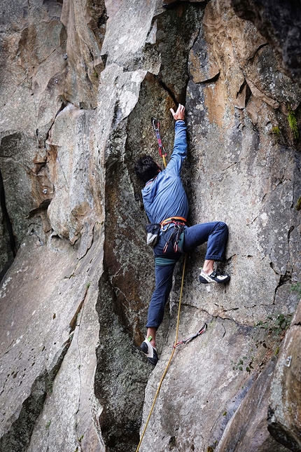 Etna arrampicata, Sicilia, Salto del Cane - Salto del Cane, Etna: il diedro di entrata della Schiena dell'asino 6b+