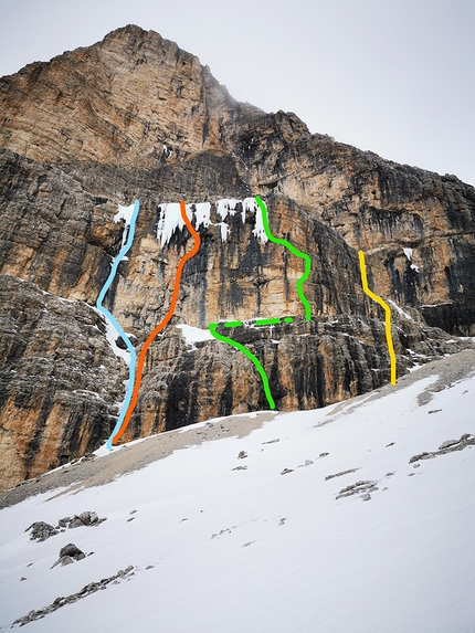 Val Lasties, Dolomiti, Johannes Egger - Torre di Siela, Val Lasties, Dolomiti. Blu: Solo per un altro hashtag. Rosso. Freit dl mond. Verde: Der Name der Rose. Giallo: Der Rotz.