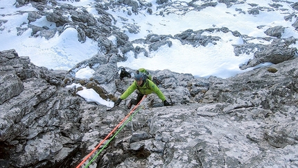 Grønn, Zucco Barbisino, Alpi Orobie, Marco Serafini, Emanuele Cavenati, Lorenzo Maddaluno - Grønn allo Zucco Barbisino (Alpi Orobie): Emanuele Cavenati sullo strapiombo di M7