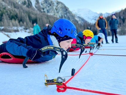 Cogne, Meeting Femminile Italiano di Arrampicata su ghiaccio - La gar di Ice-sliding al primo Meeting Femminile Italiano di Arrampicata su ghiaccio a Cogne