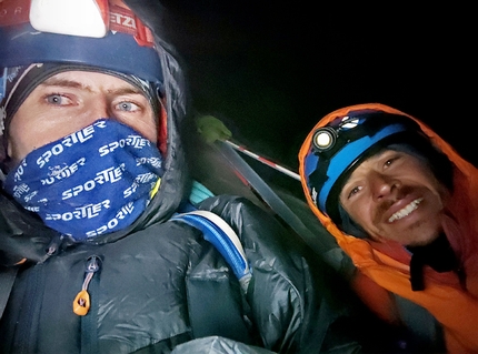 Phantom Direct, Grandes Jorasses, Emanuele Andreozzi, Francesco Nardelli - Emanuele Andreozzi e Francesco Nardelli in cima alla Punta Walker delle Grandes Jorasses, dopo aver salito la Phantom Direct alla parete sud (12-13/02/2022) 