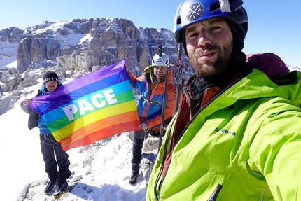 Davide Sassudelli, Campanile Basso, Dolomiti di Brenta - Stefano Piatti, Davide Sassudelli e Matteo Pavana in cima Campanile Basso nelle Dolomiti di Brenta, domenica 27 febbraio 2022