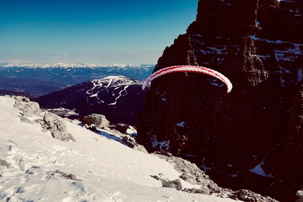 Davide Sassudelli, Campanile Basso, Dolomiti di Brenta - Davide Sassudelli decolla dal Campanile Basso nelle Dolomiti di Brenta domenica 27 febbraio 2022. Si tratterebbe del primo volo in parapendio dal Campanile più famoso delle Dolomiti.