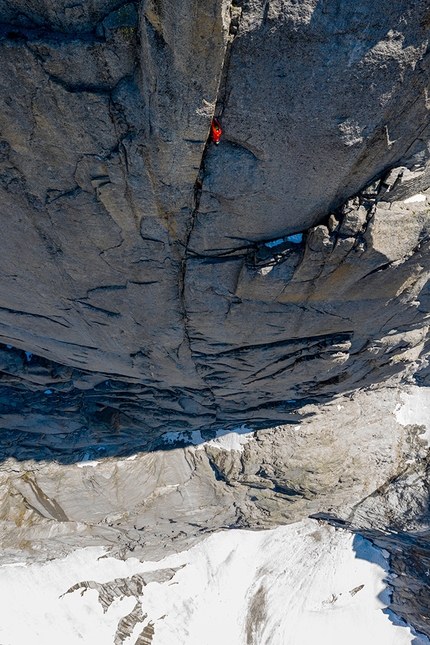 Alex Honnold, The Soloist VR - Alex Honnold free solo climbing the American Direct on Petit Dru in the Mont Blanc massif
