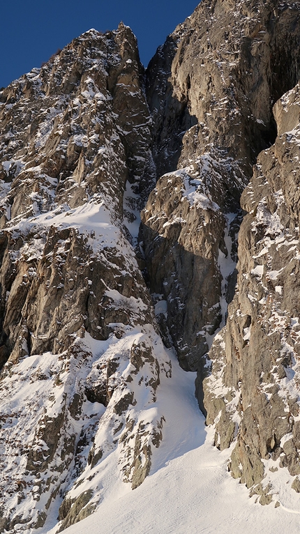 Aiguille Noire de Peuterey, Mad Vlad, Jon Bracey, Matt Helliker - Mad Vlad, Aiguille Noire de Peuterey (Jon Bracey, Matt Helliker 28/02/2022). The climb finishes at the V notch, where the gully hits the ridge