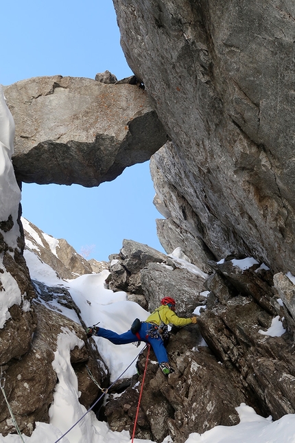 Aiguille Noire de Peuterey, Mad Vlad, Jon Bracey, Matt Helliker - Jon Bracey climbing Mad Vlad, Aiguille Noire de Peuterey (Jon Bracey, Matt Helliker 28/02/2022)