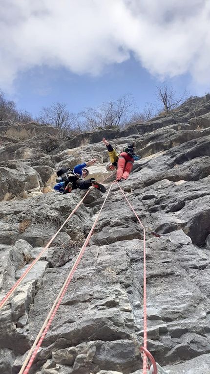 Monte Pubel, Valsugana, Le nonne volanti, Francesco Leardi, Fausto Maragno - La bella placca del primo tiro di Le nonne volanti al Monte Pubel in Valsugana (Francesco Leardi, Fausto Maragno)