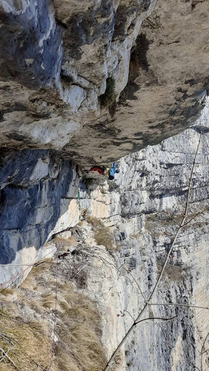 Monte Pubel, Valsugana, Le nonne volanti, Francesco Leardi, Fausto Maragno - Chiodatura del tetto a soffitto di Le nonne volanti al Monte Pubel in Valsugana (Francesco Leardi, Fausto Maragno)