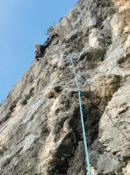 Monte Casale, Valle del Sarca, Il Tempo è come il Fiume, Marco Bozzetta, Lorenzo Inzigneri - Marco Bozzetta durante l'apertura di Il Tempo è come il Fiume sul Pilastro del Vento al Monte Casale in Valle del Sarca 