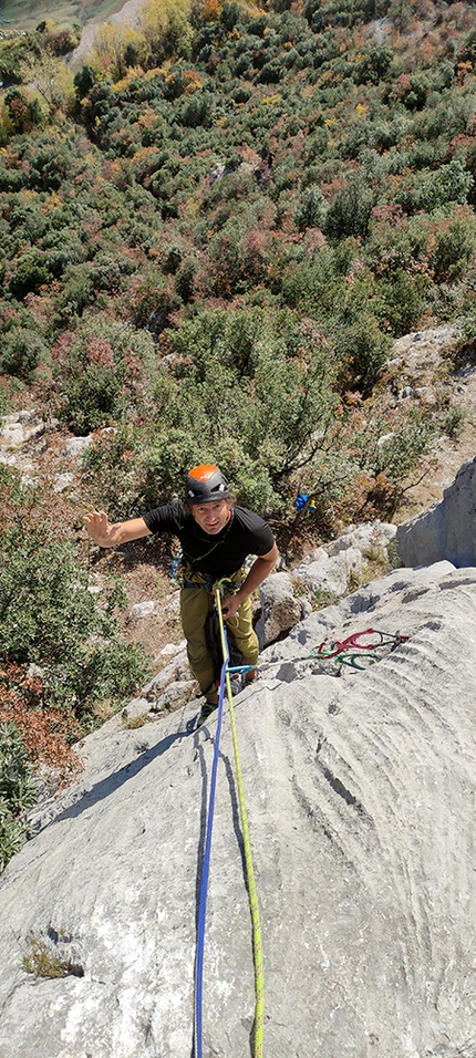 Monte Casale, Valle del Sarca, Il Tempo è come il Fiume, Marco Bozzetta, Lorenzo Inzigneri - Lorenzo Inzigneri durante l'apertura di Il Tempo è come il Fiume sul Pilastro del Vento al Monte Casale in Valle del Sarca 