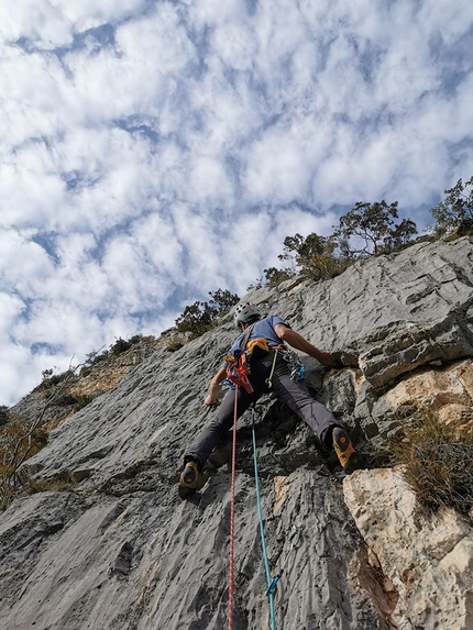 Monte Casale, Valle del Sarca, Il Tempo è come il Fiume, Marco Bozzetta, Lorenzo Inzigneri - Marco Bozzetta durante l'apertura di Il Tempo è come il Fiume sul Pilastro del Vento al Monte Casale in Valle del Sarca 