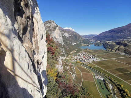 Monte Casale, Valle del Sarca, Il Tempo è come il Fiume, Marco Bozzetta, Lorenzo Inzigneri - Vista da Il Tempo è come il Fiume sul Pilastro del Vento al Monte Casale in Valle del Sarca 