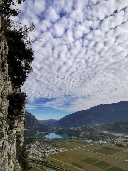 Monte Casale, Valle del Sarca, Il Tempo è come il Fiume, Marco Bozzetta, Lorenzo Inzigneri - Marco Bozzetta durante l'apertura di Il Tempo è come il Fiume sul Pilastro del Vento al Monte Casale in Valle del Sarca 