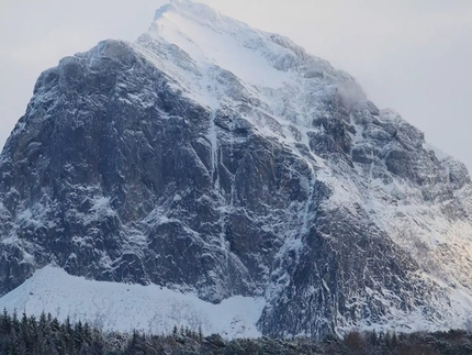 Entropi on Mt. Blokktind in Norway climbed by Juho Knuuttila, Eivind Jacobsen