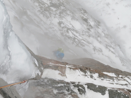 Entropi, Blokktind, Norway, Juho Knuuttila, Eivind Jacobsen - Entropi on Blokktind in Norway: Eivind Jacobsen battling the spindrift