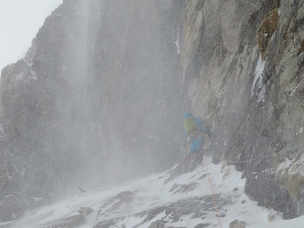 Entropi, Blokktind, Norway, Juho Knuuttila, Eivind Jacobsen - Entropi on Blokktind in Norway: Eivind Jacobsen battling against spindrift on the ramp