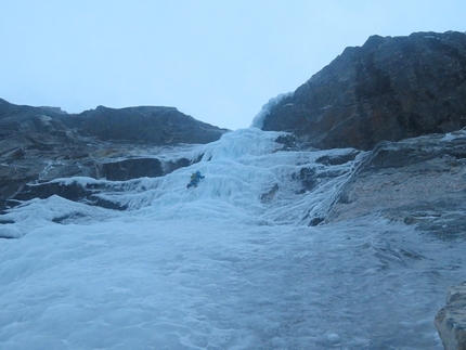 Entropi, Blokktind, Norway, Juho Knuuttila, Eivind Jacobsen - Entropi on Blokktind in Norway: Eivind Jacobsen leading the penultimate pitch on good ice