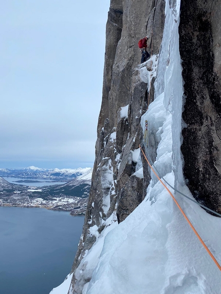 Entropi, Blokktind, Norvegia, Juho Knuuttila, Eivind Jacobsen - Juho Knuuttila sulla parete NO di Blokktind in Norvegia durante la prima salita di Entropi con Eivind Jacobsen