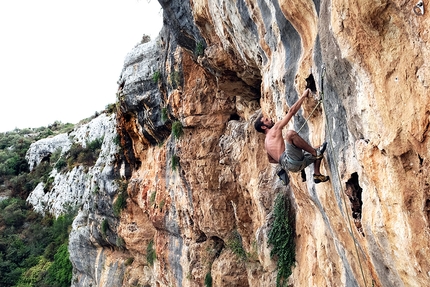 Dario Di Gabriele, arrampicata, Sicilia - Dario Di Gabriele in arrampicata nella falesia Secret Garden in Sicilia