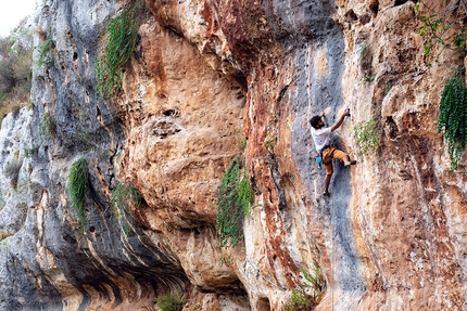 Dario Di Gabriele, arrampicata, Sicilia - Leonardo Giano su 'Timido ubriaco' 7a a Secret Garden in Sicilia