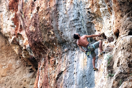 Dario Di Gabriele, arrampicata, Sicilia - Dario Di Gabriele in arrampicata nella falesia Secret Garden in Sicilia