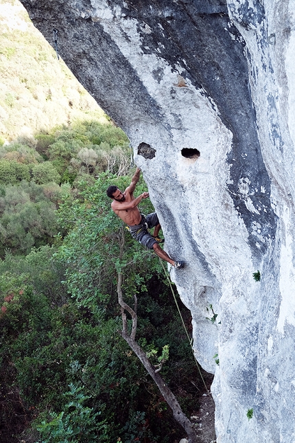 Dario Di Gabriele, arrampicata, Sicilia, Nemesi - Dario Di Gabriele in arrampicata nella falesia Nemesi in Sicilia