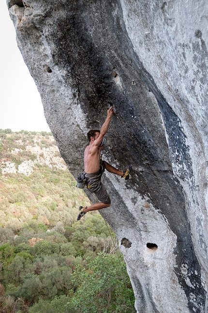 Dario Di Gabriele, arrampicata, Sicilia, Nemesi - Dario Di Gabriele in arrampicata nella falesia Nemesi in Sicilia