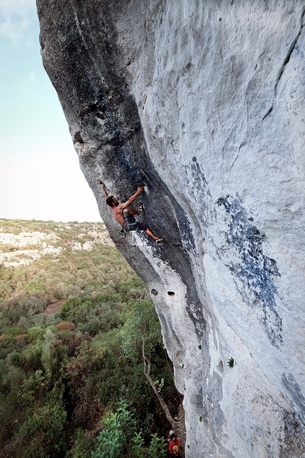 Dario Di Gabriele, arrampicata, Sicilia, Nemesi - Dario Di Gabriele in arrampicata nella falesia Nemesi in Sicilia