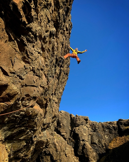 Buahellir, drytooling, Islanda, Matteo Meucci - Jeff Mercier su D9 a Buahellir in Islanda