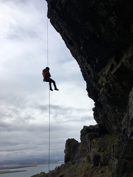 Buahellir, drytooling, Islanda, Matteo Meucci - Andrea Fiocca durante la prima calata in doppia esplorativa a Buahellir in Islanda