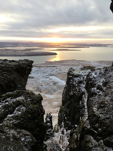 Buahellir, drytooling, Islanda, Matteo Meucci - Vista su Reykjavik in Islanda da Buahellir