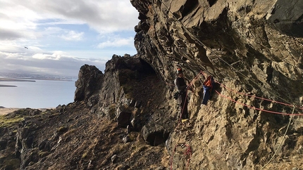 Buahellir, drytooling, Islanda, Matteo Meucci - Bjartur Tyr Olafson nei lavori di pulizia di Buahellir in Islanda