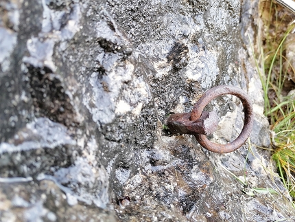 Grignetta, Grigne, Il signore delle mosche, Saverio De Toffol, Jorge Leonel Palacios - Il chiodo anni '30 trovato sul terzo tiro di 'Il signore delle mosche' sul Torrione Palma nella Grigna Meridionale (Saverio De Toffol, Jorge Leonel Palacios 2021)