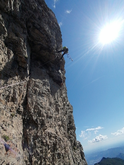 Grignetta, Grigne, Il signore delle mosche, Saverio De Toffol, Jorge Leonel Palacios - In apertura sul quarto tiro di 'Il signore delle mosche' sul Torrione Palma nella Grigna Meridionale (Saverio De Toffol, Jorge Leonel Palacios 2021)