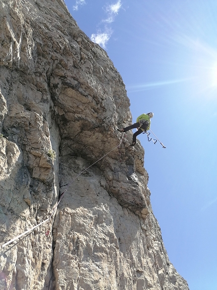 Grignetta, Grigne, Il signore delle mosche, Saverio De Toffol, Jorge Leonel Palacios - In apertura sul tetto del quarto tiro di 'Il signore delle mosche' sul Torrione Palma nella Grigna Meridionale (Saverio De Toffol, Jorge Leonel Palacios 2021)