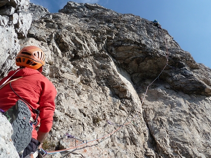 Grignetta, Grigne, Il signore delle mosche, Saverio De Toffol, Jorge Leonel Palacios - Sopra il tetto sul quarto tiro di 'Il signore delle mosche' sul Torrione Palma nella Grigna Meridionale (Saverio De Toffol, Jorge Leonel Palacios 2021)