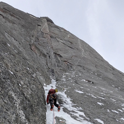 Pizzo Badile, Via degli Inglesi, Silvan Schüpbach, Peter von Känel - Peter von Känel inizia Via degli Inglesi del Pizzo Badile, insieme a Silvan Schüpbach il 17/03/2022