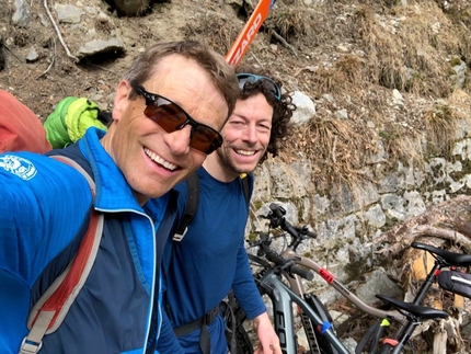 Pizzo Badile, Via degli Inglesi, Silvan Schüpbach, Peter von Känel - Peter von Känel e Silvan Schüpbach prima della ripetizione invernale della Via degli Inglesi sul Pizzo Badile il 17/03/2022