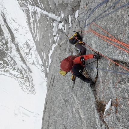 Pizzo Badile, Via degli Inglesi, Silvan Schüpbach, Peter von Känel - Peter von Känel sulla Via degli Inglesi del Pizzo Badile, insieme a Silvan Schüpbach il 17/03/2022