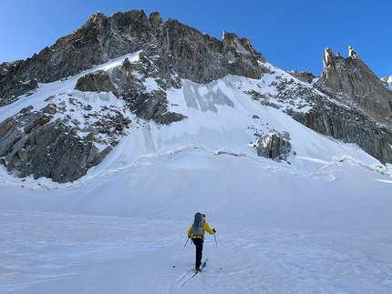 Goulotte Desperados, Tour Ronde, Mont Blanc, Niccolò Bruni, Gianluca Marra - The approach to Goulotte Desperados on Col Occidental de la Tour Ronde, Mont Blanc massif, first ascended by Niccolò Bruni and Gianluca Marra