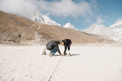 Andrea Lanfri, Everest - Andrea Lanfri da record sul miglio di corsa più alto al mondo: 'Per soddisfare i criteri necessari affinché il record venga omologato abbiamo dovuto segnare un percorso di 100 metri, utilizzando un metro e filmando l’intera operazione'