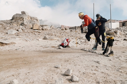 Andrea Lanfri, Everest - Venerdì 1 aprile, presso il villaggio di Gorakshep vicino all'Everest, Andrea Lanfri ha corso sulle lame il miglio più alto al mondo in soli 9 minuti e 48 secondi. Un primato che adesso passerà al vaglio del Guinness World Records per l’omologazione.